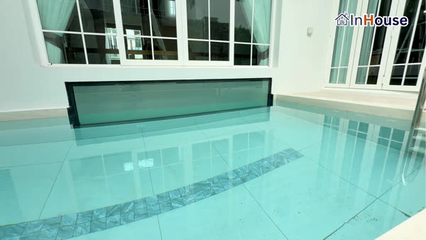 The Grand Lux – ฟิล์มไฟฟ้ากระจกสระว่ายน้ำทนชื้นไร้คราบรากวนใจ ติดตั้งฟิล์มไฟฟ้า โดย InHouse Technology