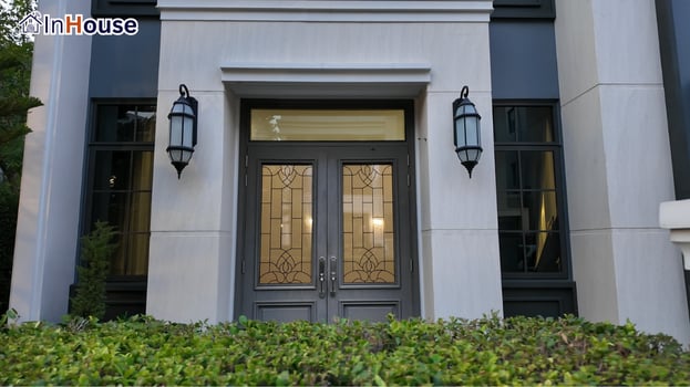 มุมมองหน้าบ้านโหมดใส ฟิล์มไฟฟ้า ประตูใสโชว์แสงอุ่นภายในบ้าน — The Grand Vibhavadi 60 – ฟิล์มไฟฟ้า ประตูกระจกหน้าบ้าน
