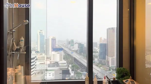 ก่อนติดตั้ง ฟิล์มไฟฟ้า ขาดความเป็นส่วนตัวขณะใช้งาน — คุณหนิง (The Privacy Jatujak) – เปลี่ยนลุค Sexy Bath ให้เป็นส่วนตัว