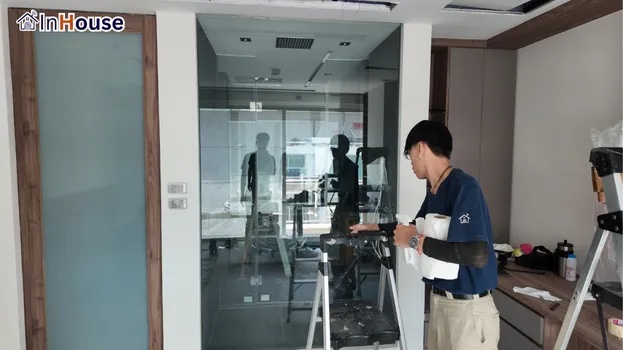 ติดตั้งเนี้ยบ เก็บงานละเอียดทุกจุด ฟิล์มไฟฟ้า ติดฟิล์มบนกระจกห้องน้ำอย่างประณีต — The Rise Sukhumvit 39 – ฟิล์มไฟฟ้าห้องน้ำหรูพรางสายตาทันทีไร้มู่ลี่กวนใจ