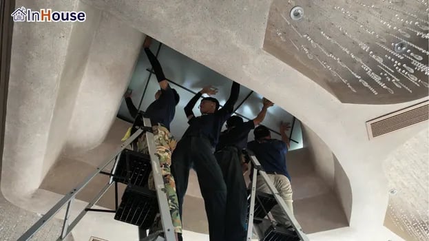 ทีมช่าง 4 คนติด Sky Light ฟิล์มไฟฟ้า ทำงานบนบันไดสูง — The Yard เขาใหญ่ – Sky Light บ้านพักกอล์ฟ Smart Film ลดร้อน