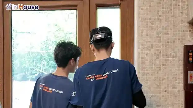 ก่อนติดตั้ง สำนักงานยังดูธรรมดา ฟิล์มไฟฟ้า ผนังกระจกใสยังไม่เป็นส่วนตัว ภาพลักษณ์ยังไม่โดดเด่น — บริษัท ทิพย์สมัย จำกัด – ฟิล์มไฟฟ้าแบ่งห้องสำนักงานให้เป็นส่วนตัว