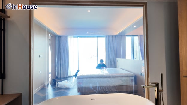 โหมดใส · เห็นวิวห้องนอนริมน้ำ ฟิล์มไฟฟ้า เปิดใสเชื่อมห้องน้ำกับห้องนอนโปร่งตา — UHURA by the River – ฟิล์มไฟฟ้า ห้องน้ำกระจก