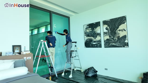 ลงมือติดฟิล์ม ฟิล์มไฟฟ้า ติดฟิล์มไฟฟ้าลงบนประตูกระจก — Villa Swasti – ฟิล์มไฟฟ้า ประตูบานเลื่อนห้องน้ำ