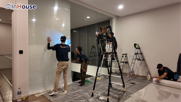 ทีมช่าง InHouse ติดตั้ง ฟิล์มไฟฟ้า ทีมช่างประจำ InHouse รีดฟิล์มลงกระจก — VIVE Krungthep Kreetha – ฟิล์มไฟฟ้า ห้องรับแขก