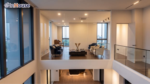 โหมดใส เห็นห้องรับแขก ฟิล์มไฟฟ้า เปิดใสเผยห้องรับแขกโปร่งโล่งหรู — VIVE Krungthep Kreetha – ฟิล์มไฟฟ้า ห้องรับแขก