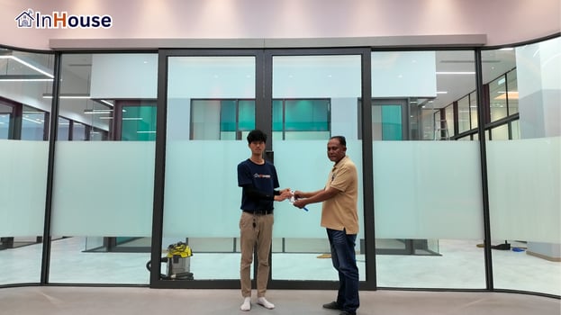 ส่งมอบงานให้ลูกค้า ฟิล์มไฟฟ้า ตรวจรับงานติดตั้งเรียบร้อยครบถ้วน — Voco Bangkok Surawong – ฟิล์มไฟฟ้า ห้องประชุมแบบคาดกลาง